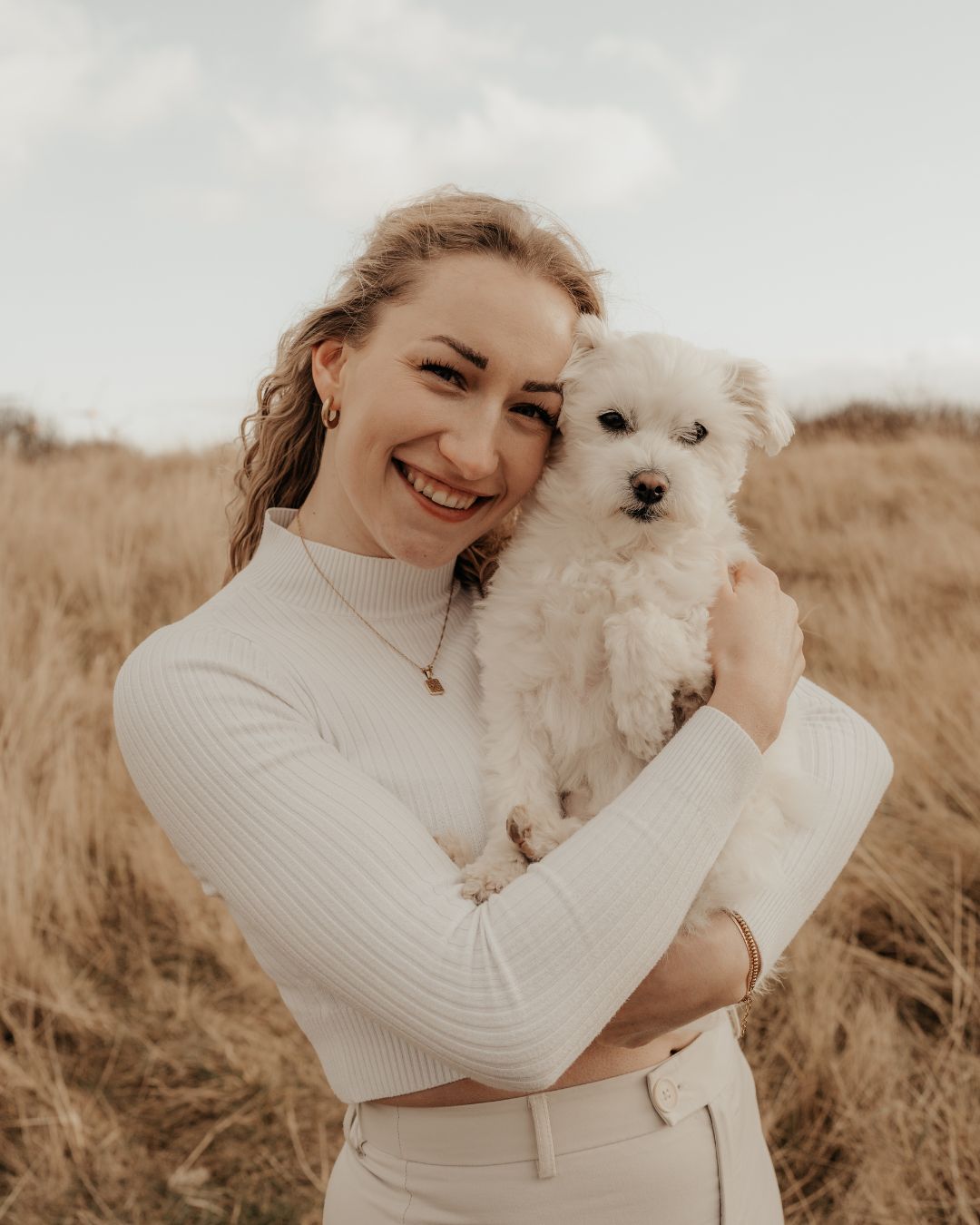 Heike mit ihrem Hund Mailo im Feld