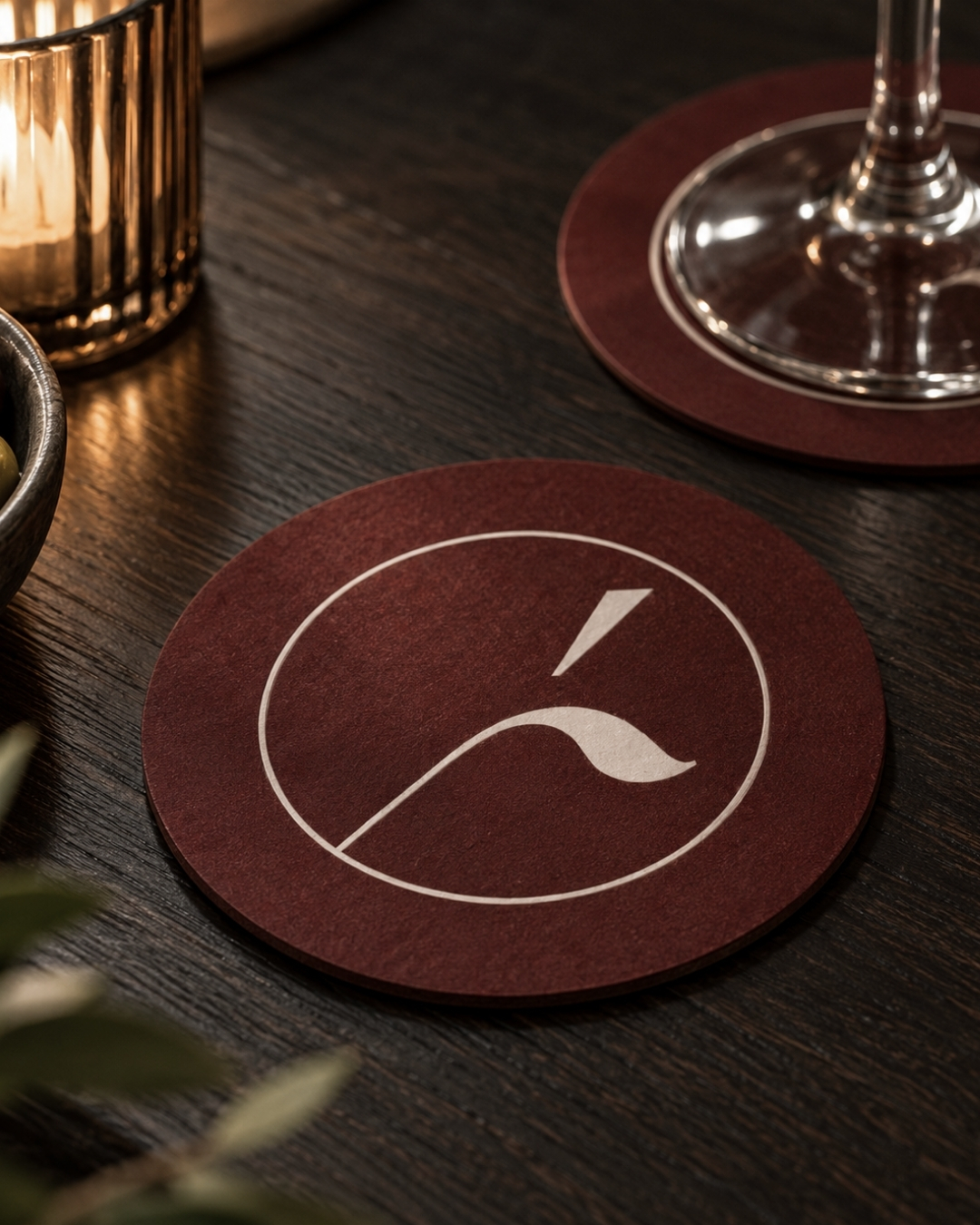 Burgundfarbener Untersetzer mit lumé Signet