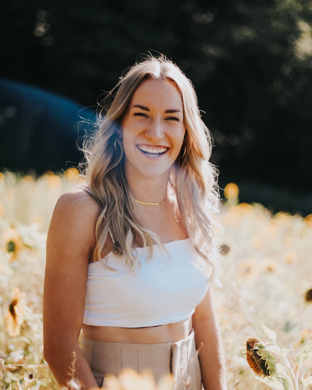 Heike lachend im Sonnenblumenfeld
