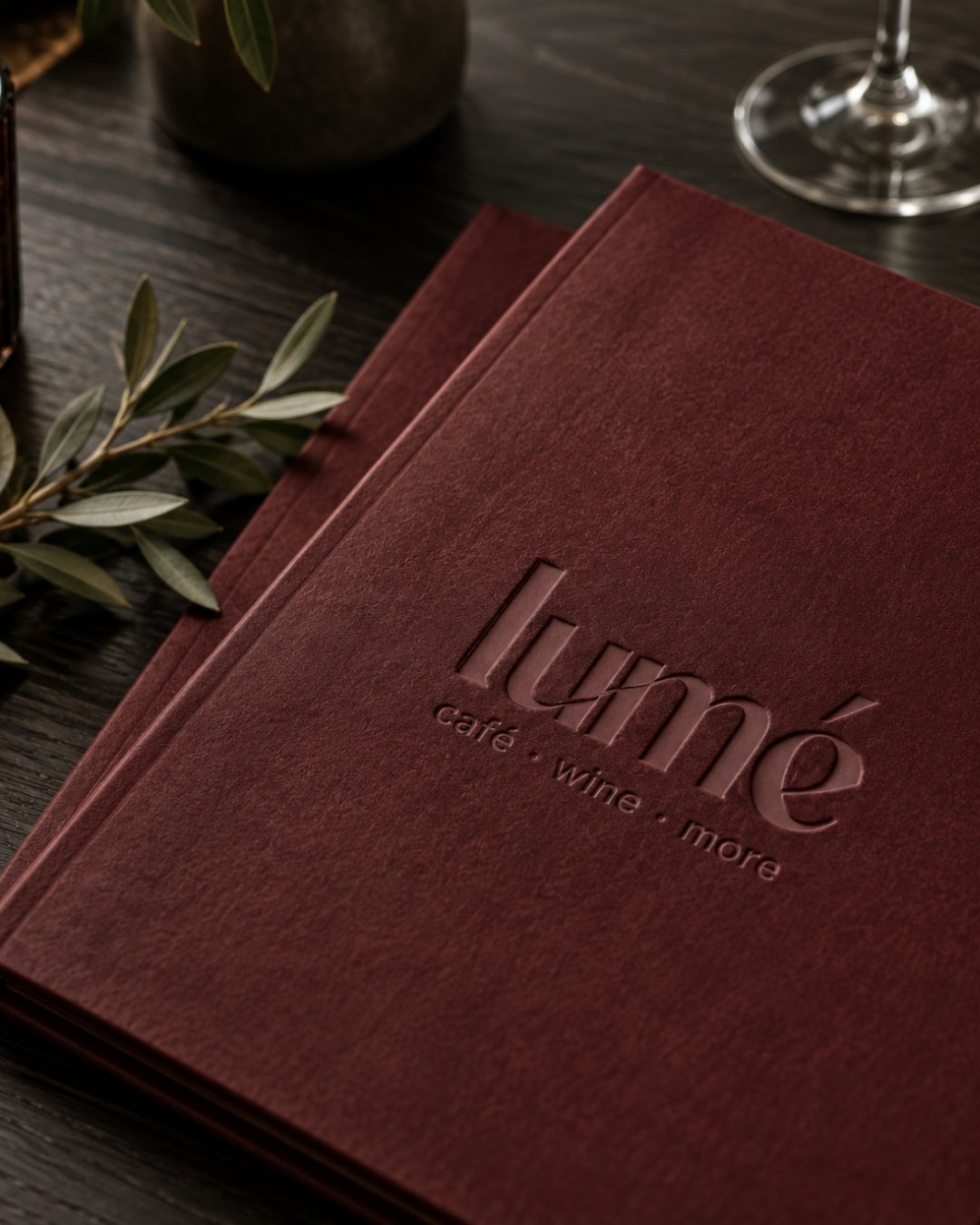 Speisekarte mit geprägtem lumé Logo